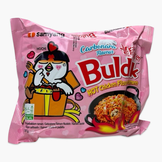 Samyang Carbonara Hot Ramen 130 g – koreanische Instantnudeln mit feurig-cremiger Sauce im typischen pinken Buldak-Design